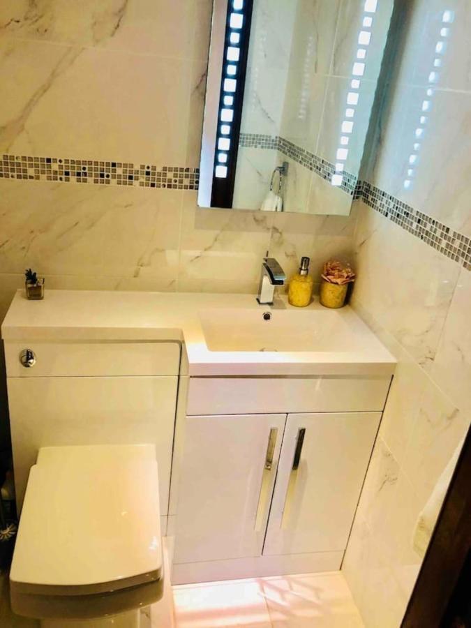 Beautiful 4-Bed Villa In グラスゴー エクステリア 写真
